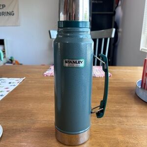 Stanley Classic Thermos 1 Qt Green Vacuum Insulated Bottle w Cup Handle